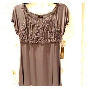 🟣 Olive or Khaki top